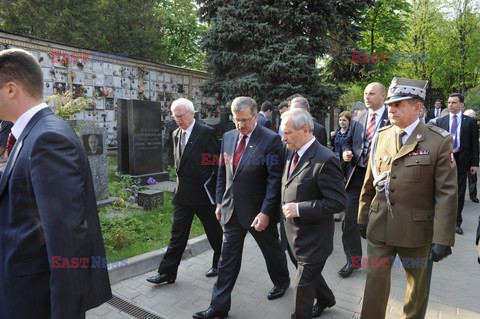 Bronisław Komorowski i Wojciech Jaruzelski na Cmentarzu Dońskim