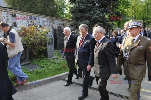 Bronisław Komorowski i Wojciech Jaruzelski na Cmentarzu Dońskim