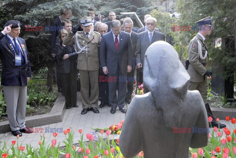 Bronisław Komorowski i Wojciech Jaruzelski na Cmentarzu Dońskim