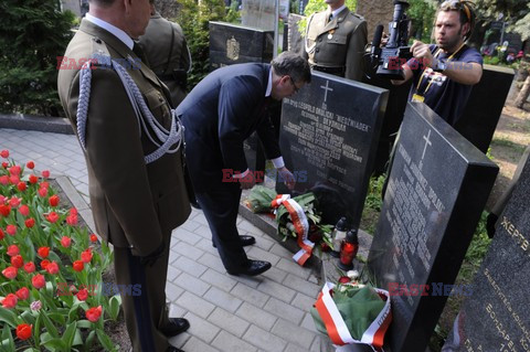 Bronisław Komorowski i Wojciech Jaruzelski na Cmentarzu Dońskim