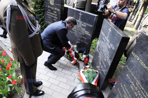 Bronisław Komorowski i Wojciech Jaruzelski na Cmentarzu Dońskim