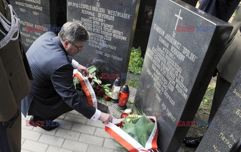 Bronisław Komorowski i Wojciech Jaruzelski na Cmentarzu Dońskim