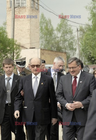 Bronisław Komorowski i Wojciech Jaruzelski na Cmentarzu Dońskim