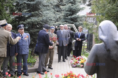 Bronisław Komorowski i Wojciech Jaruzelski na Cmentarzu Dońskim