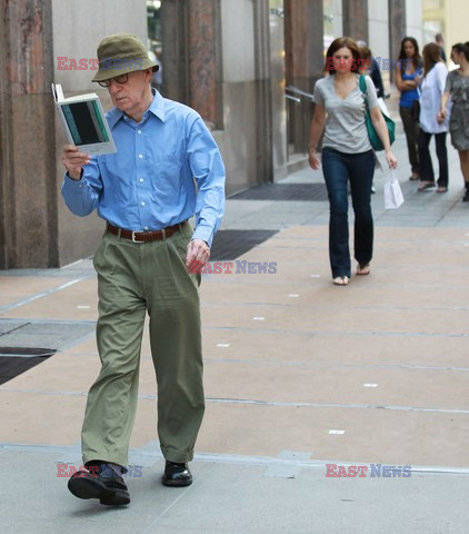 Woody Allen spaceruje z książką w ręku