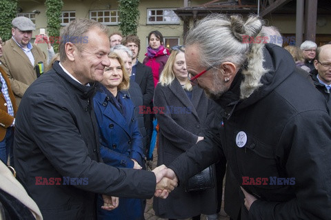 Tusk, Komorowski i Kijowski odsłonili tablicę Władysława Bartoszewskiego