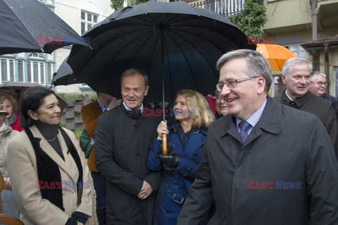 Tusk, Komorowski i Kijowski odsłonili tablicę Władysława Bartoszewskiego