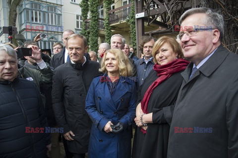 Tusk, Komorowski i Kijowski odsłonili tablicę Władysława Bartoszewskiego