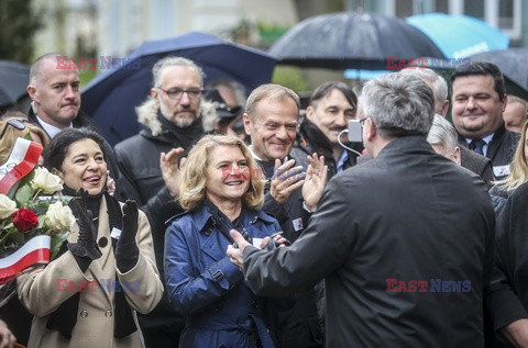 Tusk, Komorowski i Kijowski odsłonili tablicę Władysława Bartoszewskiego