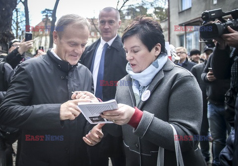 Tusk, Komorowski i Kijowski odsłonili tablicę Władysława Bartoszewskiego