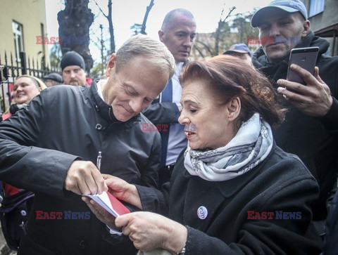 Tusk, Komorowski i Kijowski odsłonili tablicę Władysława Bartoszewskiego