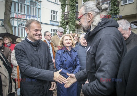 Tusk, Komorowski i Kijowski odsłonili tablicę Władysława Bartoszewskiego