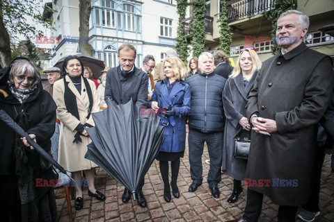 Tusk, Komorowski i Kijowski odsłonili tablicę Władysława Bartoszewskiego