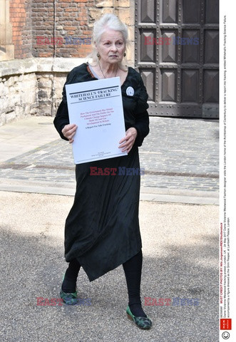 Vivienne Westwood protestuje przed katedrą