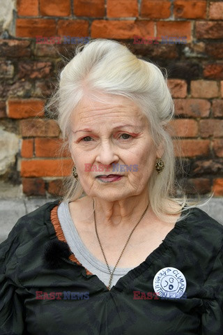 Vivienne Westwood protestuje przed katedrą