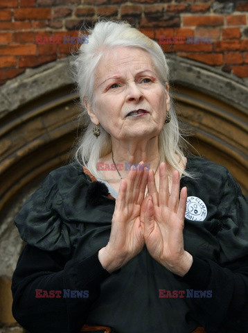 Vivienne Westwood protestuje przed katedrą