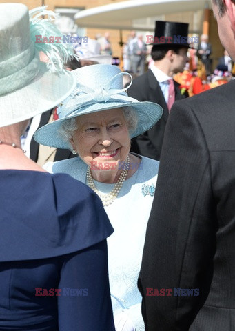 Elżbieta II z mężem na garden party w Pałacu Buckingham