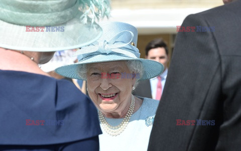 Elżbieta II z mężem na garden party w Pałacu Buckingham