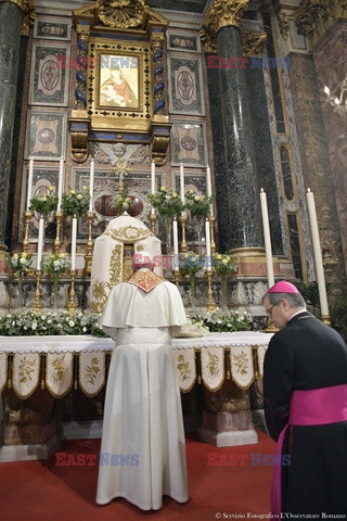 Papież Franciszek w Bolonii założył identyfikator uchodźcy i zjadł obiad z biednymi i uchodźcami