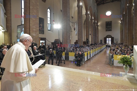 Papież Franciszek w Bolonii założył identyfikator uchodźcy i zjadł obiad z biednymi i uchodźcami