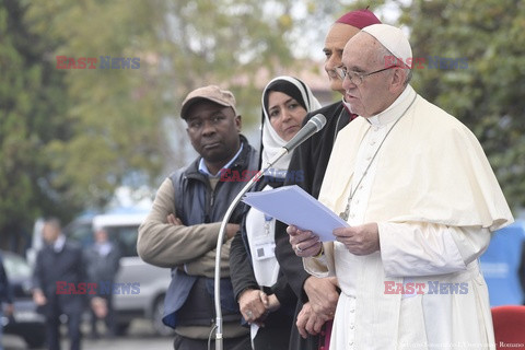 Papież Franciszek w Bolonii założył identyfikator uchodźcy i zjadł obiad z biednymi i uchodźcami