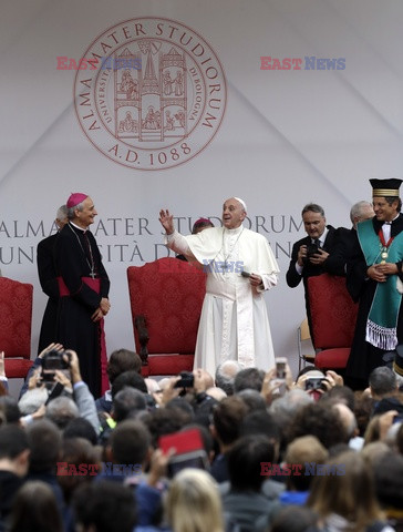 Papież Franciszek w Bolonii założył identyfikator uchodźcy i zjadł obiad z biednymi i uchodźcami