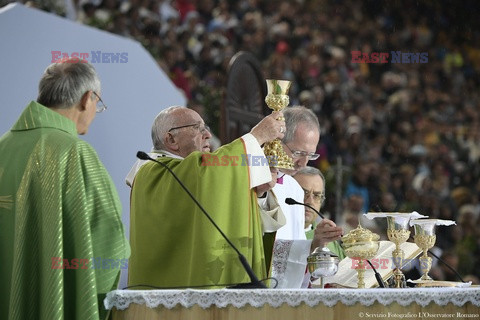 Papież Franciszek w Bolonii założył identyfikator uchodźcy i zjadł obiad z biednymi i uchodźcami