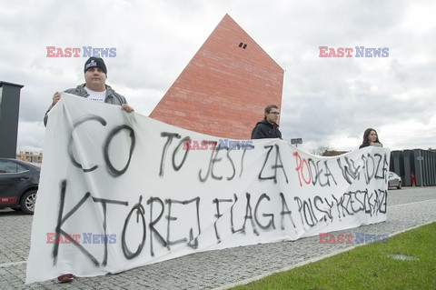 Flagi Gdańska i UE usunięte sprzed Muzeum II Wojny Światowej