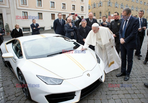 Papież Franciszek dostał lambroghini