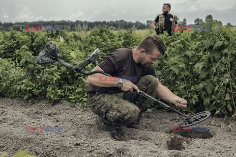 Poszukiwacze starych militariów w Polsce - Eyevine