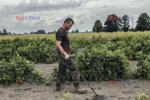 Poszukiwacze starych militariów w Polsce - Eyevine