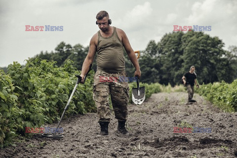 Poszukiwacze starych militariów w Polsce - Eyevine