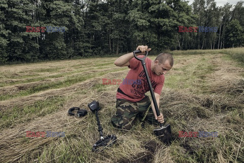 Poszukiwacze starych militariów w Polsce - Eyevine