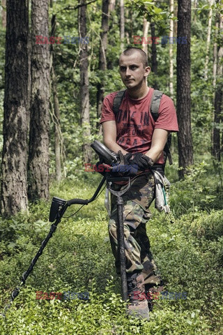 Poszukiwacze starych militariów w Polsce - Eyevine