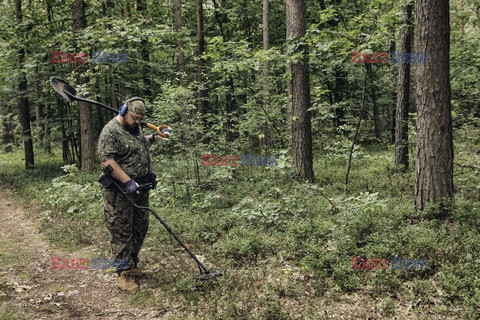 Poszukiwacze starych militariów w Polsce - Eyevine