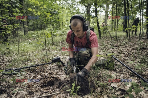 Poszukiwacze starych militariów w Polsce - Eyevine