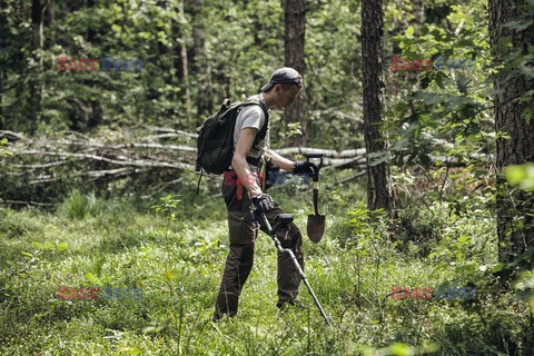 Poszukiwacze starych militariów w Polsce - Eyevine