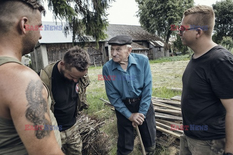 Poszukiwacze starych militariów w Polsce - Eyevine