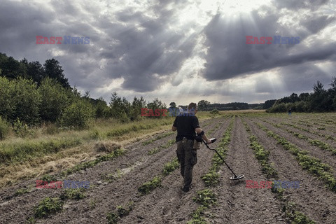 Poszukiwacze starych militariów w Polsce - Eyevine