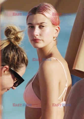 Hailey Baldwin na plaży