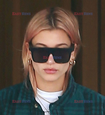 Hailey Baldwin w obszernej kurtce w kratę