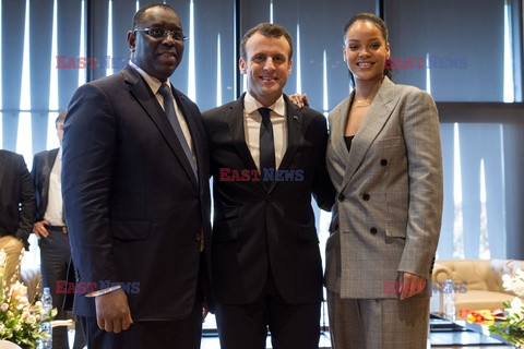 Emmanuel Macron i Rihanna w Dakarze