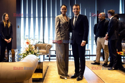 Emmanuel Macron i Rihanna w Dakarze