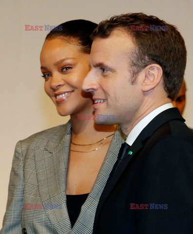 Emmanuel Macron i Rihanna w Dakarze