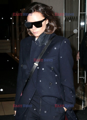 Victoria Beckham w granatowym komplecie