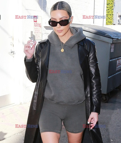 Kim Kardashian w szortach i płaszczu