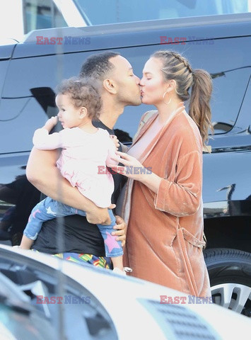 Chrissy Teigen bez stanika