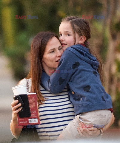 Jennifer Garner niesie córkę na rękach