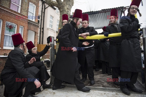 Londyńscy Żydzi obchodzą święto Purim - Eyevine