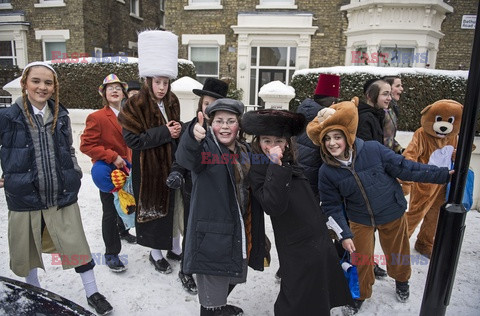 Londyńscy Żydzi obchodzą święto Purim - Eyevine